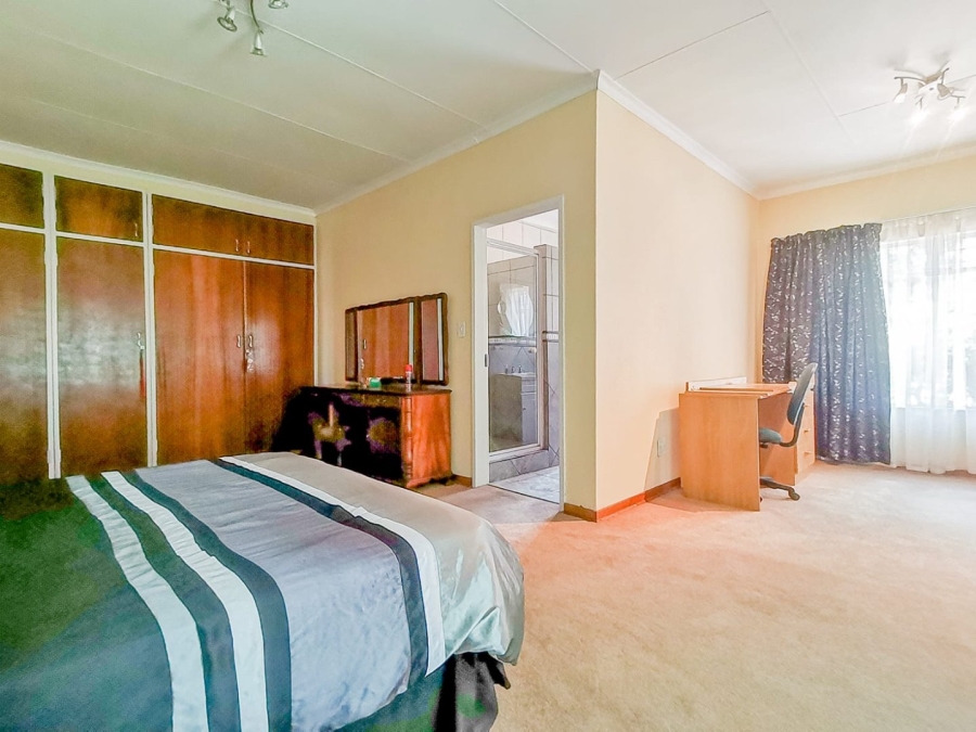 7 Bedroom Property for Sale in Parklands Western Cape